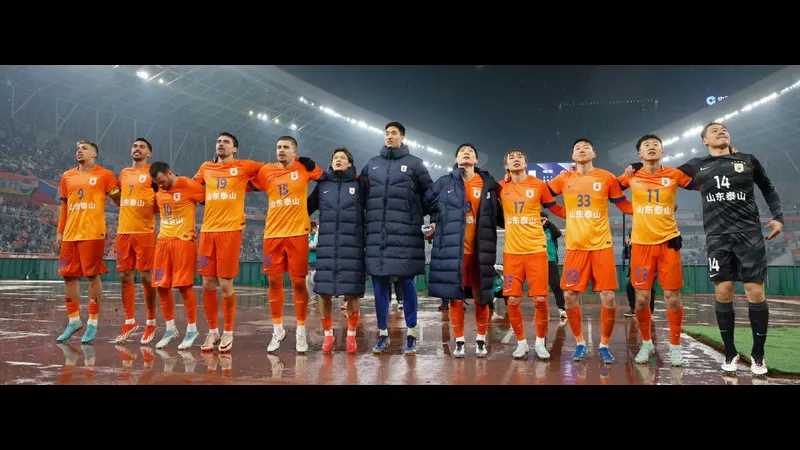 Cầu thủ Shandong Taishan nỗ lực giữ bóng trước Yunnan Yukun