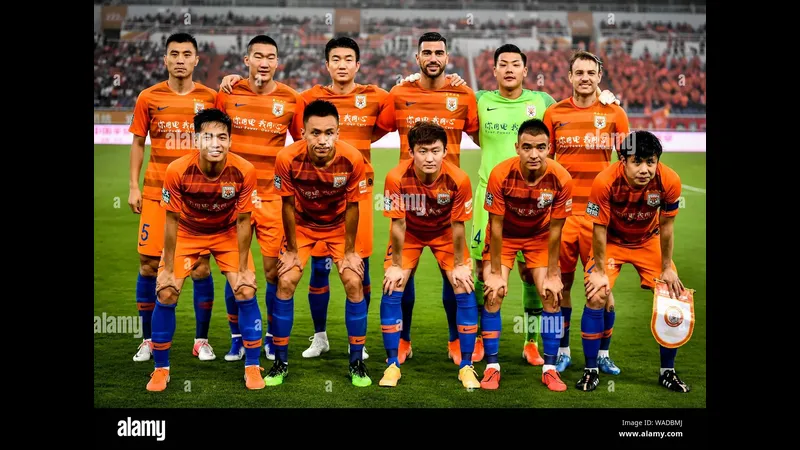 Cầu thủ Shandong Taishan và Yunnan Yukun đối đầu trên sân cỏ