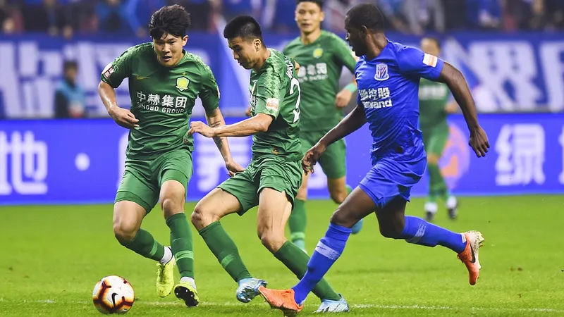 Cầu thủ Shanghai Shenhua và Beijing Guoan cạnh tranh quả bóng