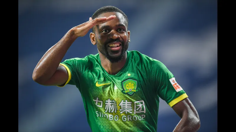 Cầu thủ Beijing Guoan tranh chấp bóng với cầu thủ Shanghai Shenhua.