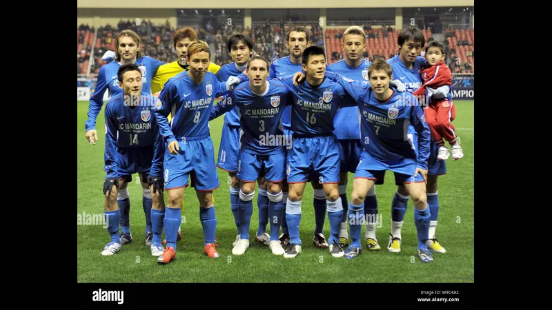 Cầu thủ Shanghai Shenhua dốc hết sức vượt qua hàng phòng ngự của Beijing Guoan.