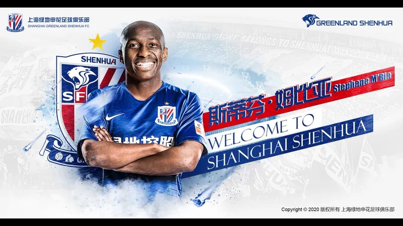Cầu thủ Shanghai Shenhua và Beijing Guoan tranh chấp bóng trên sân