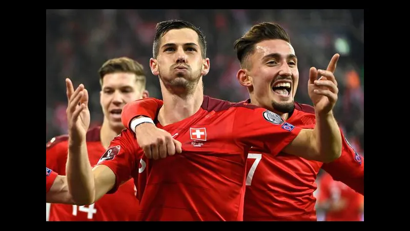 Cầu thủ Thụy Sĩ và Argentina đối mặt trên sân cỏ Cầu thủ Thụy Sĩ và Argentina đối mặt trên sân cỏ